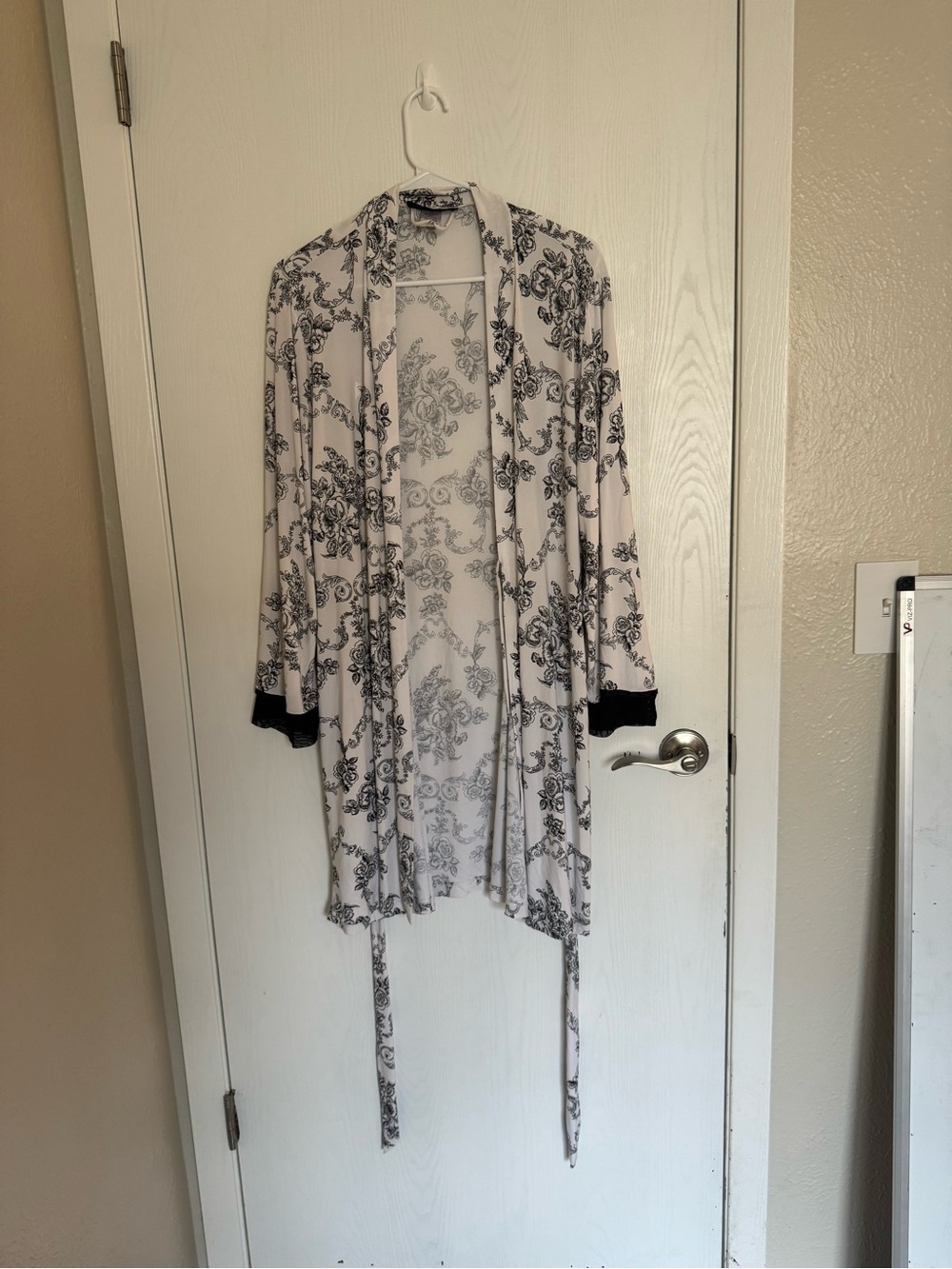 Women's Black & White Printed Kimono Robe